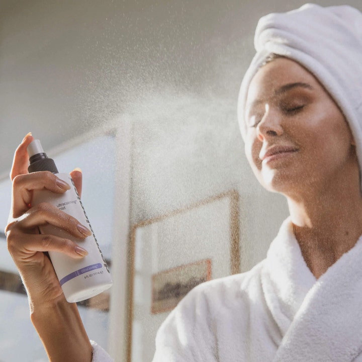 Dermalogica UltraCalming Mist 177 ml beroligende ansiktsspray som sprayes over ansiktet til en kvinne