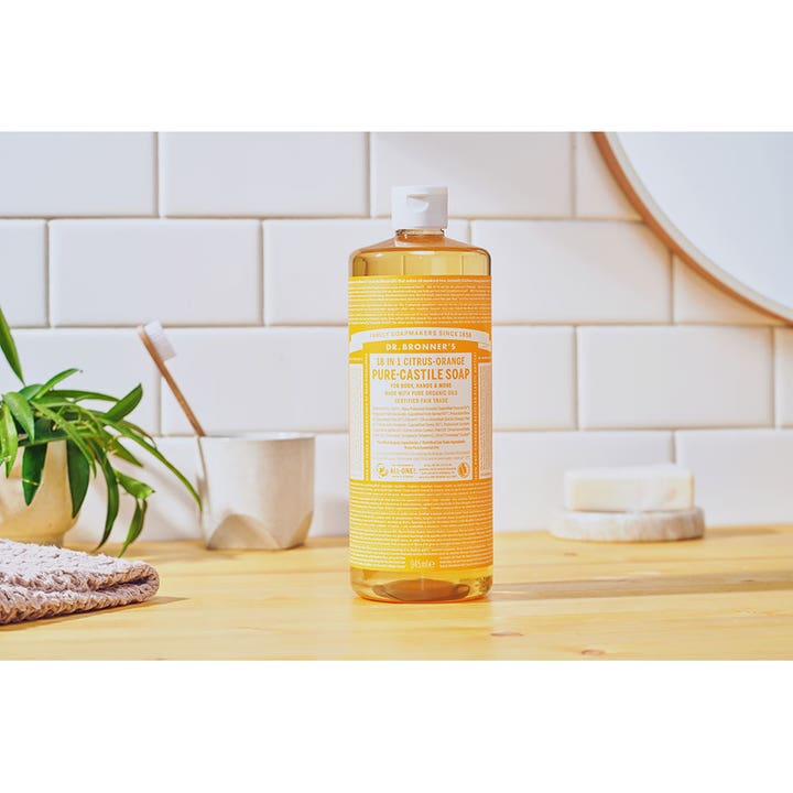Dr. Bronner's Pure Castile Liquid Soap Citrus-Orange 945 ml flytende såpe i flaske med oransje etikett på baderom