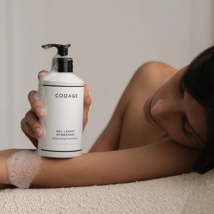 Codage Paris The Moisturizing Cleansing Gel 300 ml fuktighetsgivende dusjsåpe i hvit pumpeflaske med mykt skum på huden