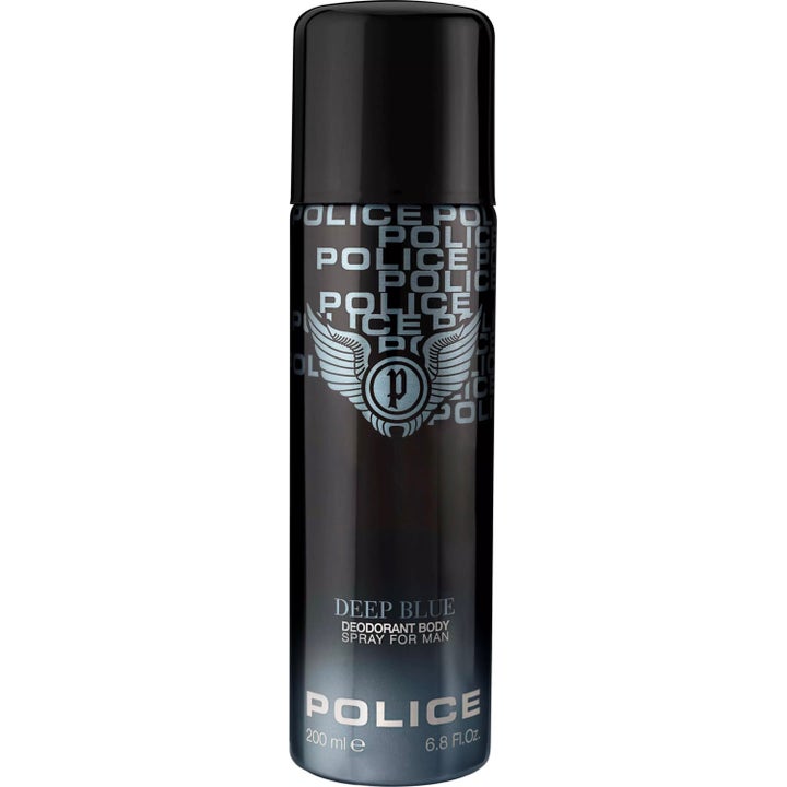 Police Deep Blue 200 ml deodorant body spray som gir friskhet i en svart sprayflaske med sølvfarget logo.