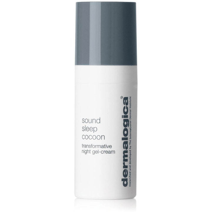 Dermalogica Sound Sleep Cocoon gjenoppbyggende nattkrem i en hvit sylindrisk pumpeflaske med mørkegrått lokk.