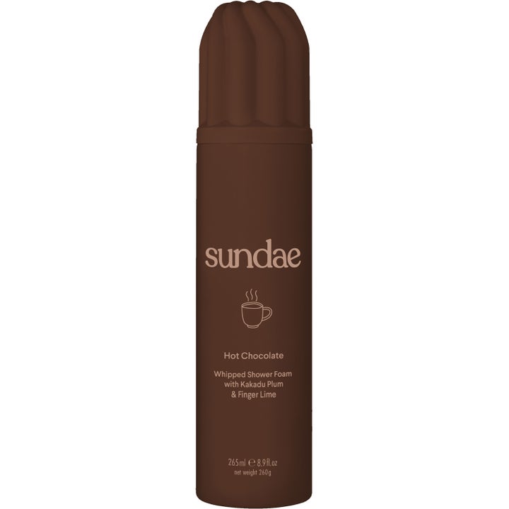 Sundae Hot Chocolate 265 ml pleiende dusjskum i en mørkebrun sprayflaske med riflet kork som minner om krem.