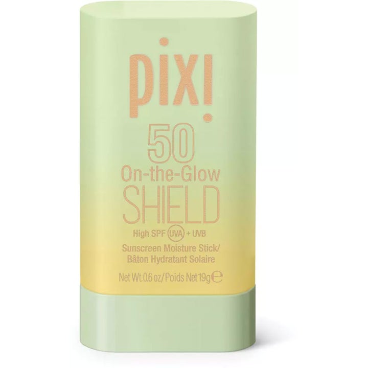 Pixi On-the-Glow Shield SPF 50 19 g solkrem i stiftform med lysegrønn og gul hylse som gir høy beskyttelse.