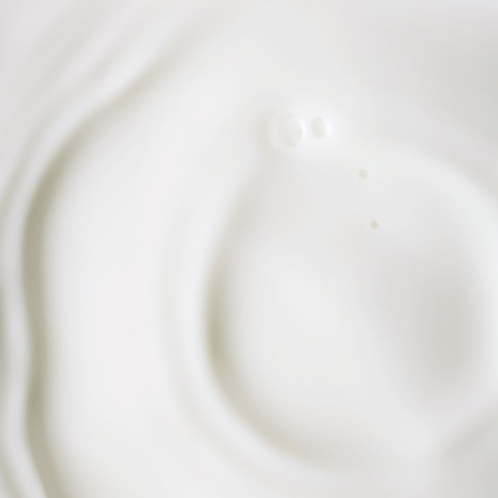 KORA Organics Plant Stem Cell Retinol Alternative Serum 10 ml serum har en hvit kremet tekstur med myke bølger og bobler