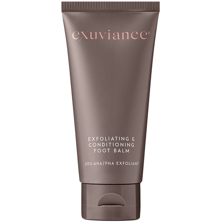 Exuviance Exfoliating & Conditioning Foot Balm eksfolierende fotkrem i brun tube med rosa logo og flippkork.
