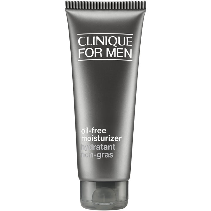 Clinique For Men Oil-Free Moisturizer oljefri fuktighetskrem i en matt grå tube med hvit tekst og gjennomsiktig kork.