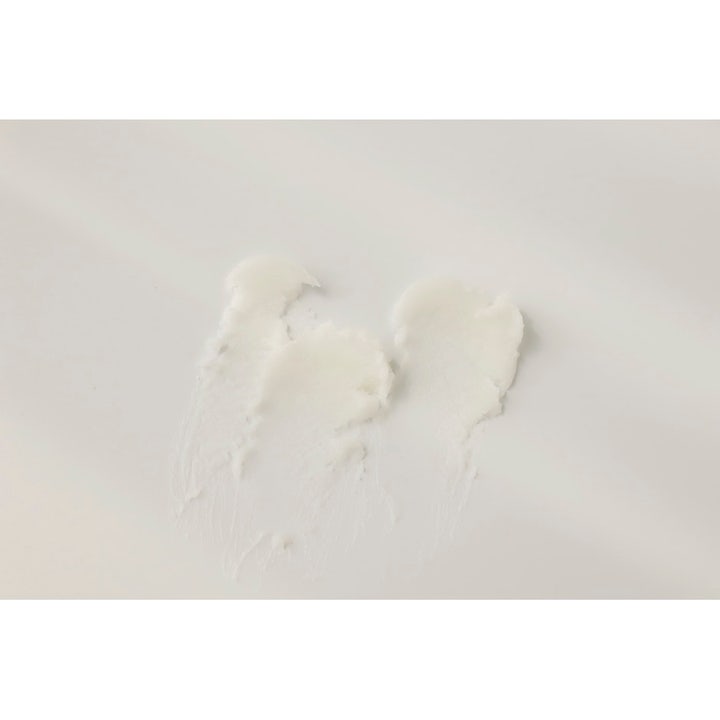 Beauty of Joseon Radiance Cleansing Balm 100 ml ansiktsrens med en hvit og silkemyk tekstur som gir huden glød.