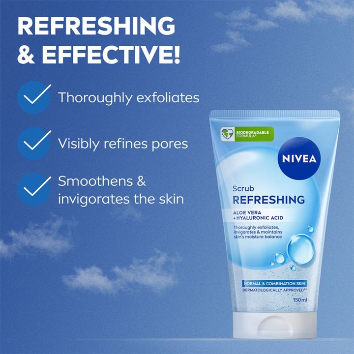 NIVEA Refreshing Exfoliating Scrub 150 ml ansiktsskrubb med aloe vera som forfiner porer vist mot en blå himmelbakgrunn.
