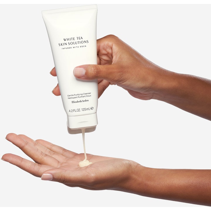 Elizabeth Arden White Tea Purifying Cleanser 125 ml ansiktsrengjøring klemmer ut kremet gel fra en hvit tube.