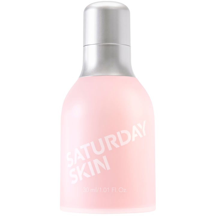 Saturday Skin 30 ml fuktighetsgivende ansiktsserum i en matt lyserosa flaske med sølvfarget kork.