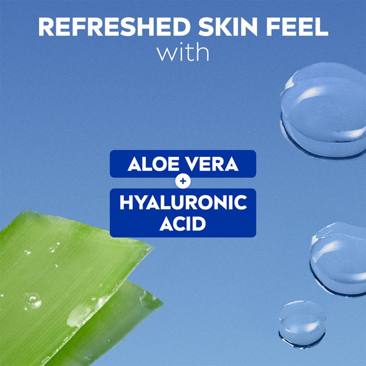 NIVEA Refreshing Cleansing Wipes 25 stk sminkefjerner i en hudpleierutine med dagkrem og nattkrem mot blå himmel.