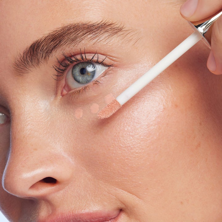 Nuxe Merveillance Lift Eye-Lighter Serum 12 ml oppstrammende øyeserum mot mørke ringer påføres med applikator
