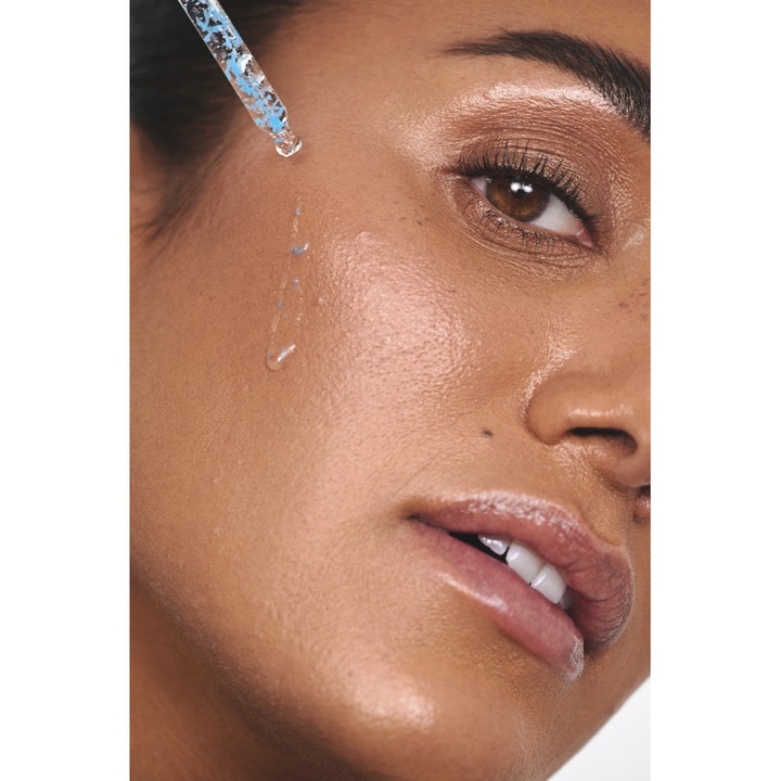 MASHH Gentle Moist Serum 30 ml fuktighetsgivende serum som påføres med pipette og viser klar tekstur med blå korn