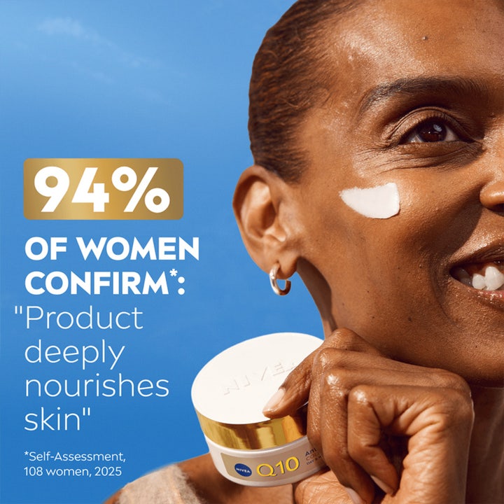 NIVEA Q10 Collagen Expert 50 ml nærende ansiktskrem i krukke kvinne med krem på kinnet og 94 % bekrefter dyp næring