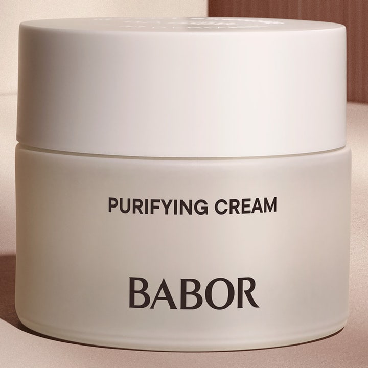 Babor Purifying Cream 50 ml rensende ansiktskrem i frostet glasskrukke plassert på stilrene hvite podier