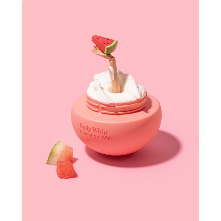 Sundae Watermelon Whirl 220 ml fuktighetsgivende body lotion med hvit pisket tekstur i en rosa krukke