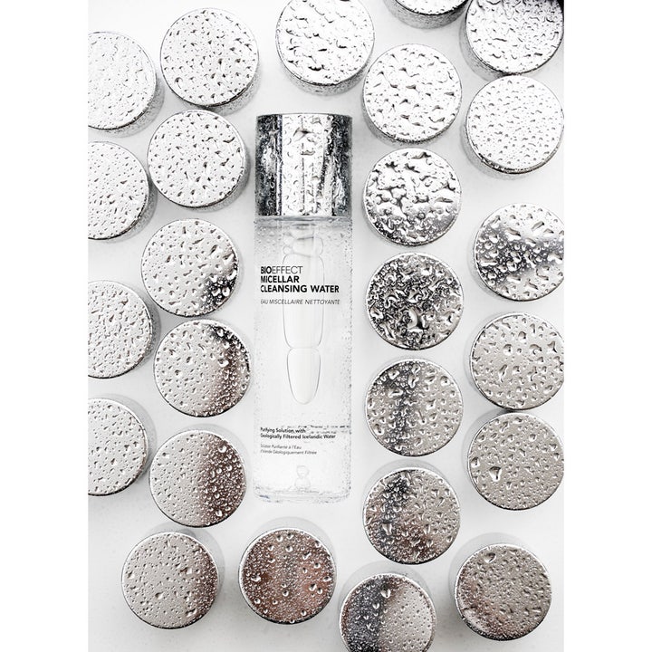 Bioeffect Micellar Cleansing Water 200 ml ansiktsrens i klar flaske omgitt av sølvfargede lokk med vanndråper