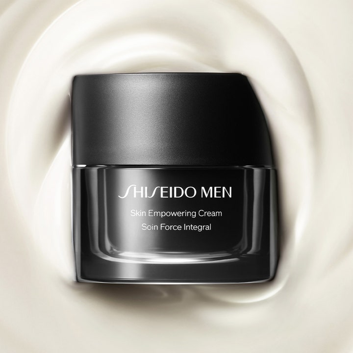 Shiseido Men Skin Empowering Cream 50 ml styrkende dagkrem i svart krukke omgitt av hvit kremet tekstur