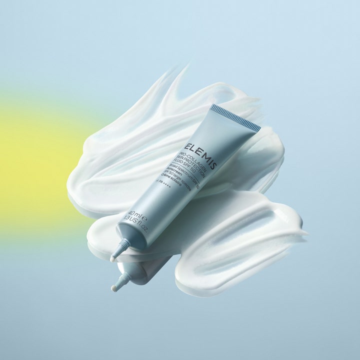 Elemis Pro-Collagen Skin Protection Fluid 40 ml solkrem ansikt med SPF 50 i lyseblå tube på hvit kremet tekstur