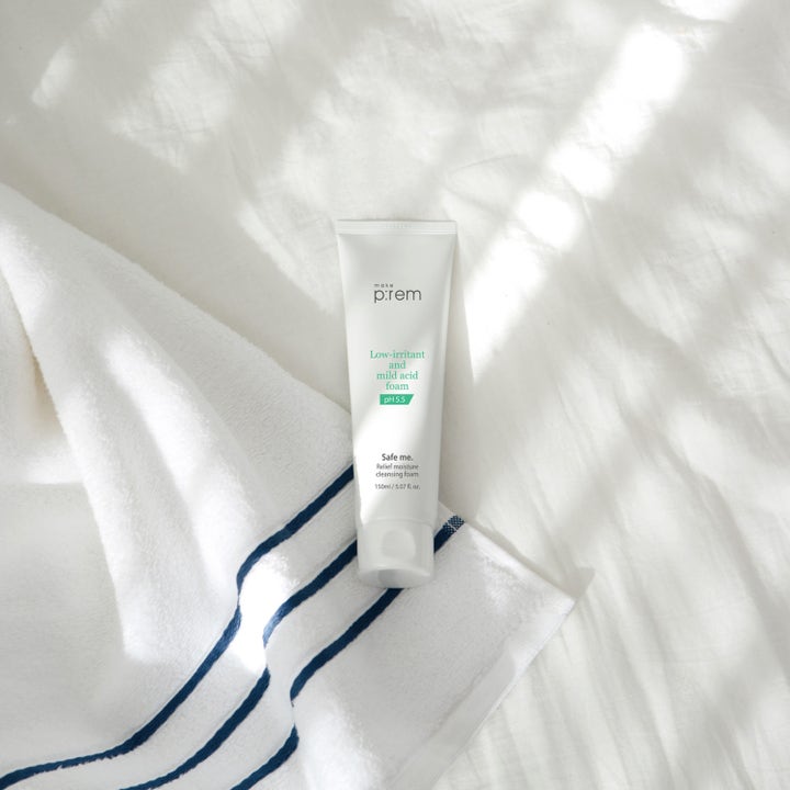 Make Prem Safe Me. Relief Moisture Cleansing Foam 150 ml rengjøringsskum på hvit tube ved et mykt håndkle