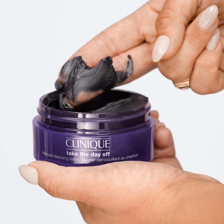 Clinique Take The Day Off Charcoal Cleansing Balm 125 ml dyprensende kullbalm med mørk grå tekstur i lilla krukke