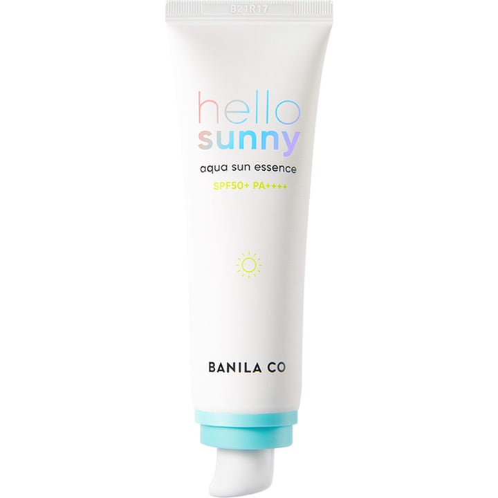 Banila Co Hello Sunny Aqua Sun Essence 50 ml solkrem for ansiktet i hvit tube med regnbuefarget tekst og lyseblå kork