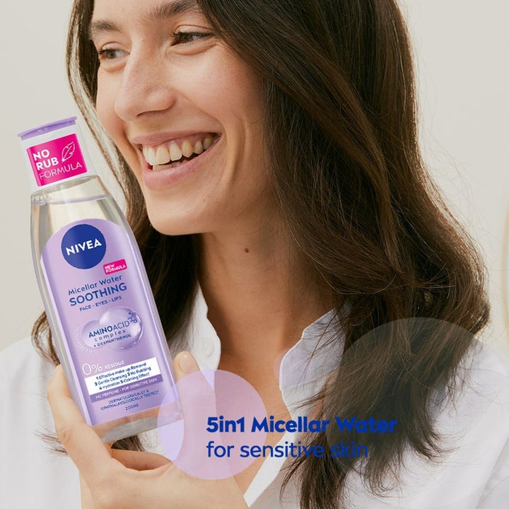 NIVEA MicellAir Water 200 ml ansiktsrens som beroliger sensitiv hud vist i en livsstilssetting.