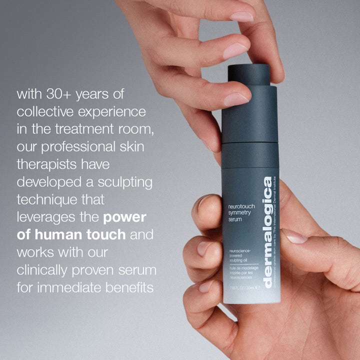 Dermalogica Neurotouch Symmetry Serum 30 ml skulpterende ansiktsserum i en mørkegrå flaske holdt av to hender.