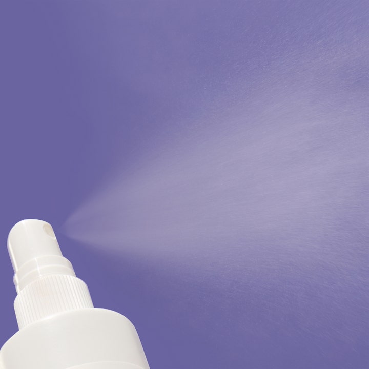 Mario Badescu Repairing Facial Spray 118 ml face mist med hypoklorsyre sprayer en fin tåke mot lilla bakgrunn
