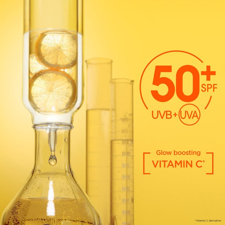 Garnier Vitamin C Serum + Daily UV glødgivende serum med sitronskiver i laboratorieglass og SPF 50 tekst