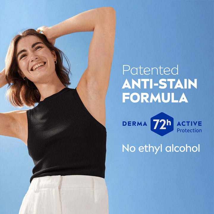 NIVEA Black & White Original Spray 150 ml deodorant med anti-stain formula vist på kvinne i svart ermeløs topp
