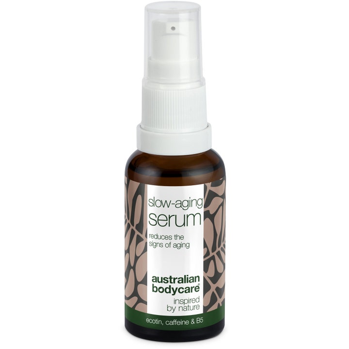 Australian Bodycare Slow-aging Serum 30ml reduserer aldringstegn i en brun glassflaske med hvit pumpe og gjennomsiktig kork