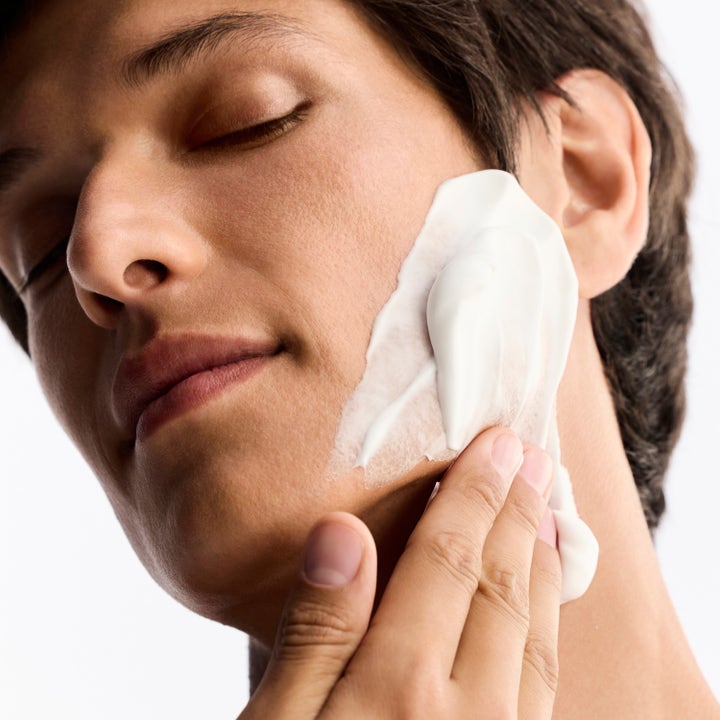 Nuxe Men Shaving Foam 150 ml rakskum for hudvård gir en tett barbering vist påført på en manns kinn