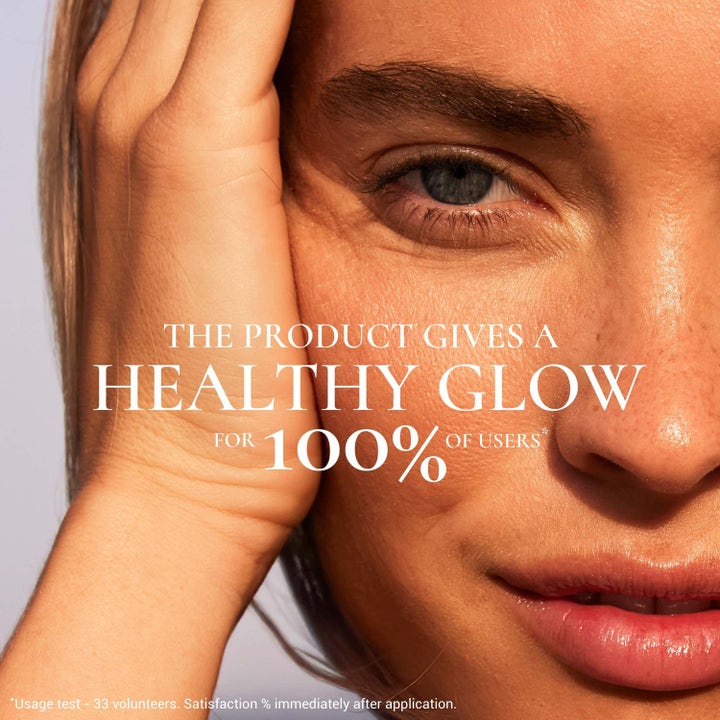 Nuxe Sun-Kissed Fluid SPF 30 40 ml solkrem for ansiktet som gir huden en sunn glød vist på en kvinne