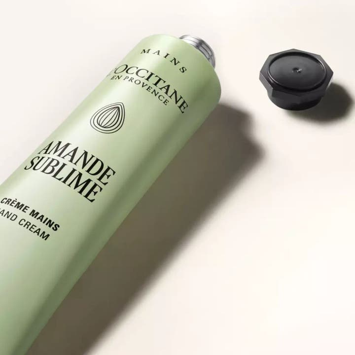 L'Occitane en Provence Almond Delicious Hands 75 ml fuktighetsgivende håndkrem i lysegrønn tube med sort åttekantet kork
