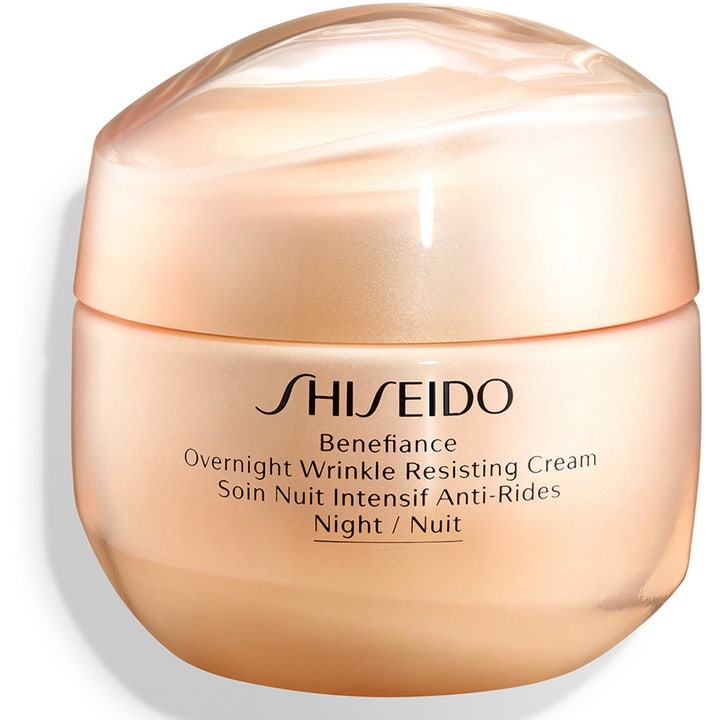 Shiseido Benefiance Overnight Wrinkle Resisting Cream nattkrem mot rynker i en elegant rund ferskenfarget glasskrukke