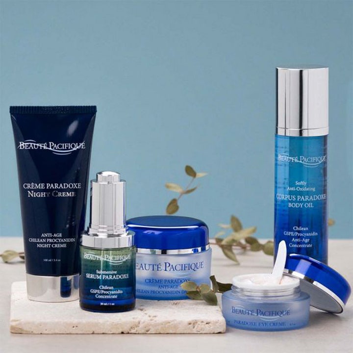 Beauté Pacifique Crème Paradoxe Night Cream 100 ml anti-age nattkrem i mørkeblå tube vist med andre hudpleieprodukter