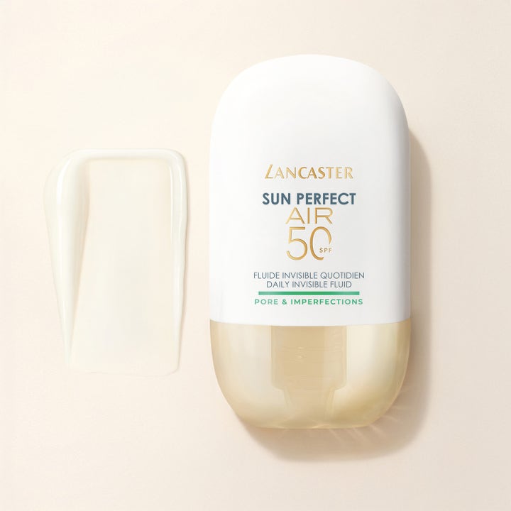 Lancaster Sun Perfect AIR Fluid 40 ml SPF 50 solkrem for ansiktet i hvit flaske med en lett og flytende tekstur.
