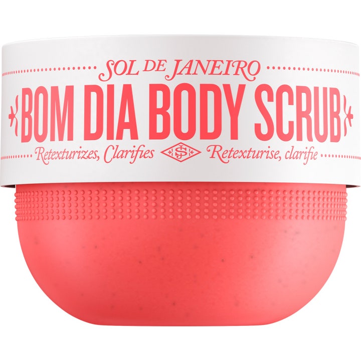 Sol de Janeiro Bom Dia Body Scrub eksfolierende kroppsskrubb med AHA og BHA i en rosa krukke med hvit etikett
