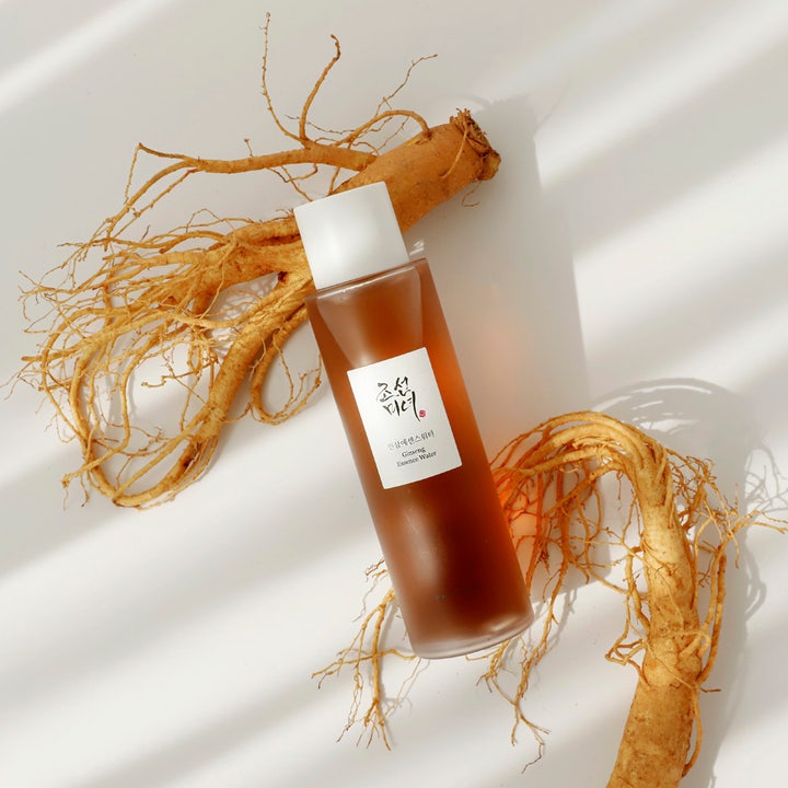 Beauty of Joseon Ginseng Essence Water 150 ml fuktighetsgivende essence i flaske omgitt av ekte ginsengrøtter