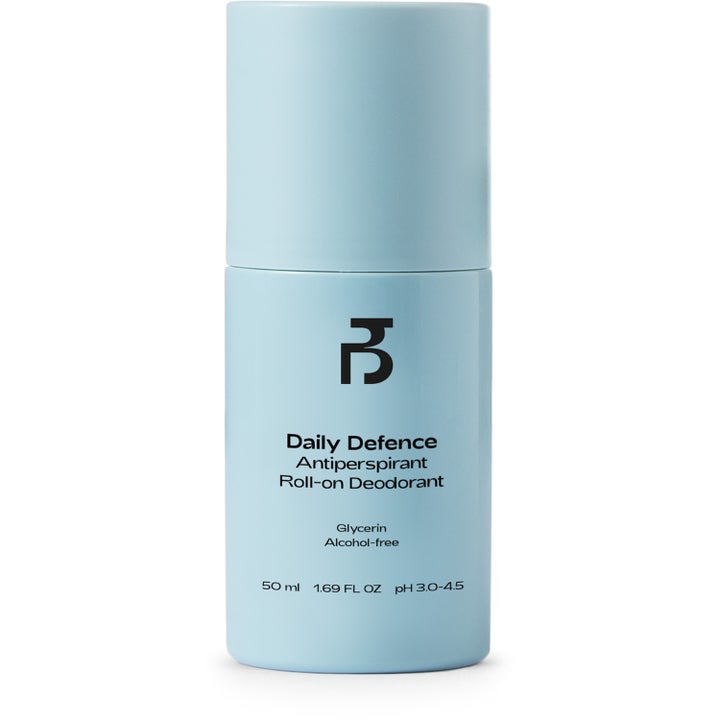 By B Daily Defence Antiperspirant Roll-on Deodorant 50 ml alkoholfri beskyttelse i en lyseblå sylindrisk beholder
