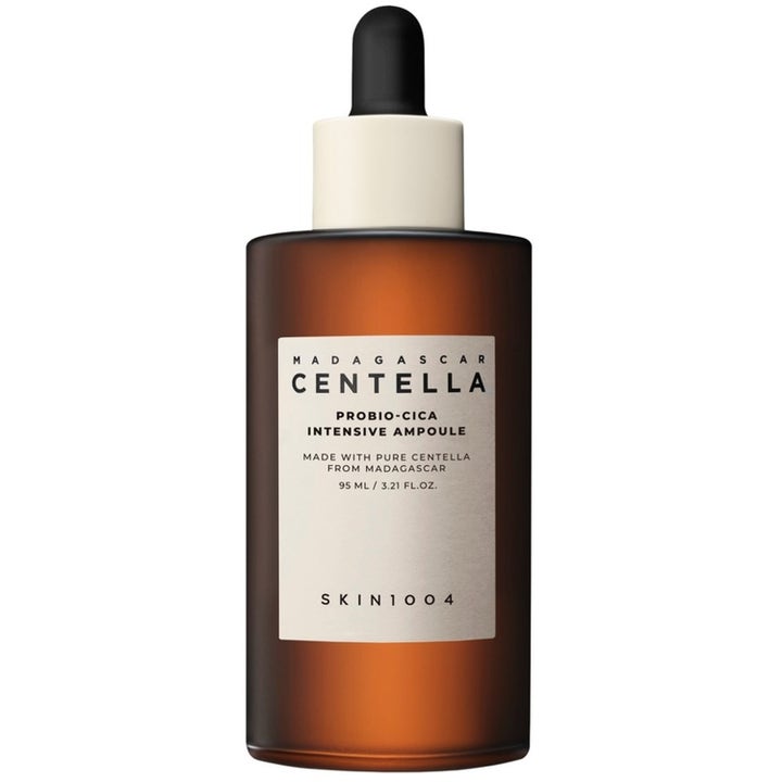 SKIN1004 Madagascar Centella Probio-Cica Ampoule 95 ml styrkende ampulle i mørk brun glassflaske med hvit etikett.