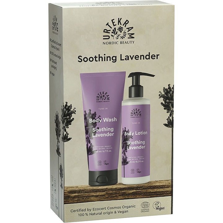 Urtekram Soothing Lavender 200 ml og 245 ml beroligende kroppspleie i lilla tube og hvit pumpeflaske i gaveeske