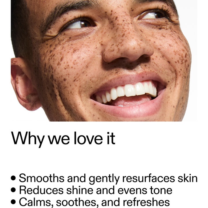The INKEY List Retinol Serum 30 ml ansiktsserum som glatter ut huden vist med et smilende ansikt og fordeler