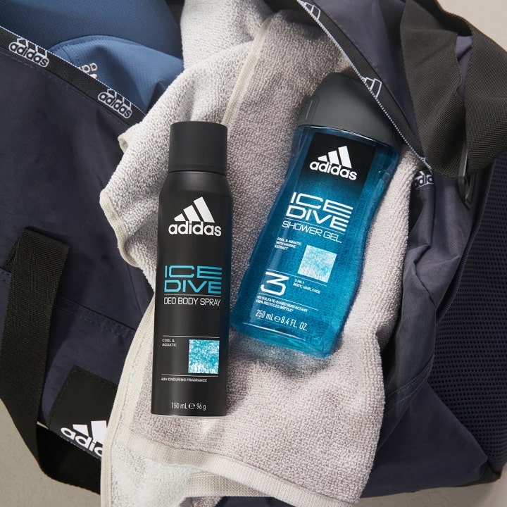 Adidas Ice Dive For Him Deodorant Spray 150 ml herredeodorant ved siden av dusjgelé i en treningsbag med håndkle.