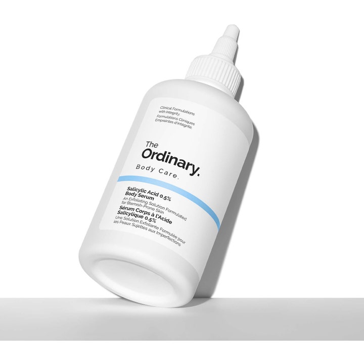 The Ordinary Salicylic Acid 0.5% Body Serum 240 ml eksfolierende kroppsserum i hvit flaske med spiss kork.