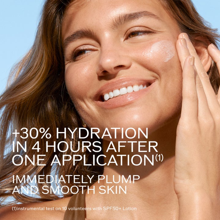 Shiseido Global Sun Care Lotion SPF30 300 ml fuktighetsgivende solkrem kvinne som påfører krem for glatt hud