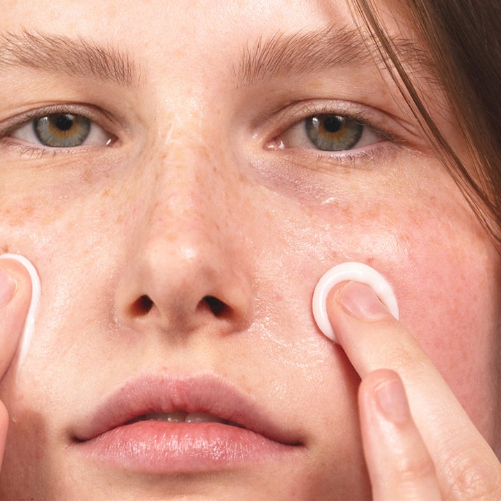 MÁDARA Derma Collagen Peptide Day Cream 50 ml fuktighetsgivende dagkrem som påføres kinnene for naturlig glød
