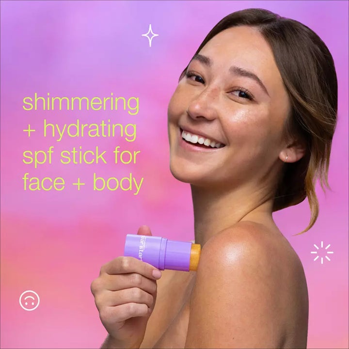 Dermalogica Golden Hour Hydrating SPF30 Stick 20 ml fuktighetsgivende solkrem kvinne påfører lilla stift på skulderen