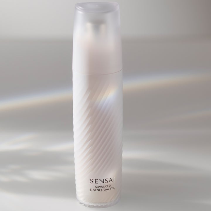 Sensai Advanced Essence Day Veil 40 ml beskyttende dagserum i hvit frostet flaske med spiralmønster.